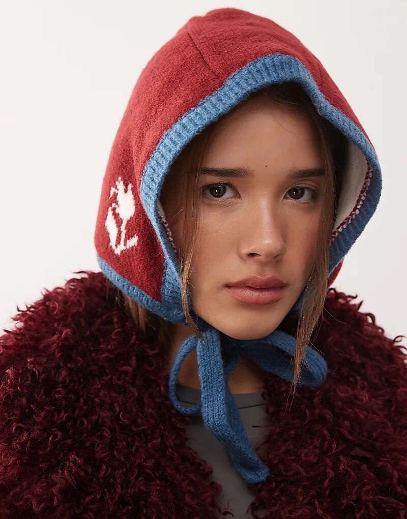 Реставрированная винтажная шляпка с цветочным принтом красного и синего цветов
Реставрированная винтажная шляпка с цветочным принтом красного и синего цветов