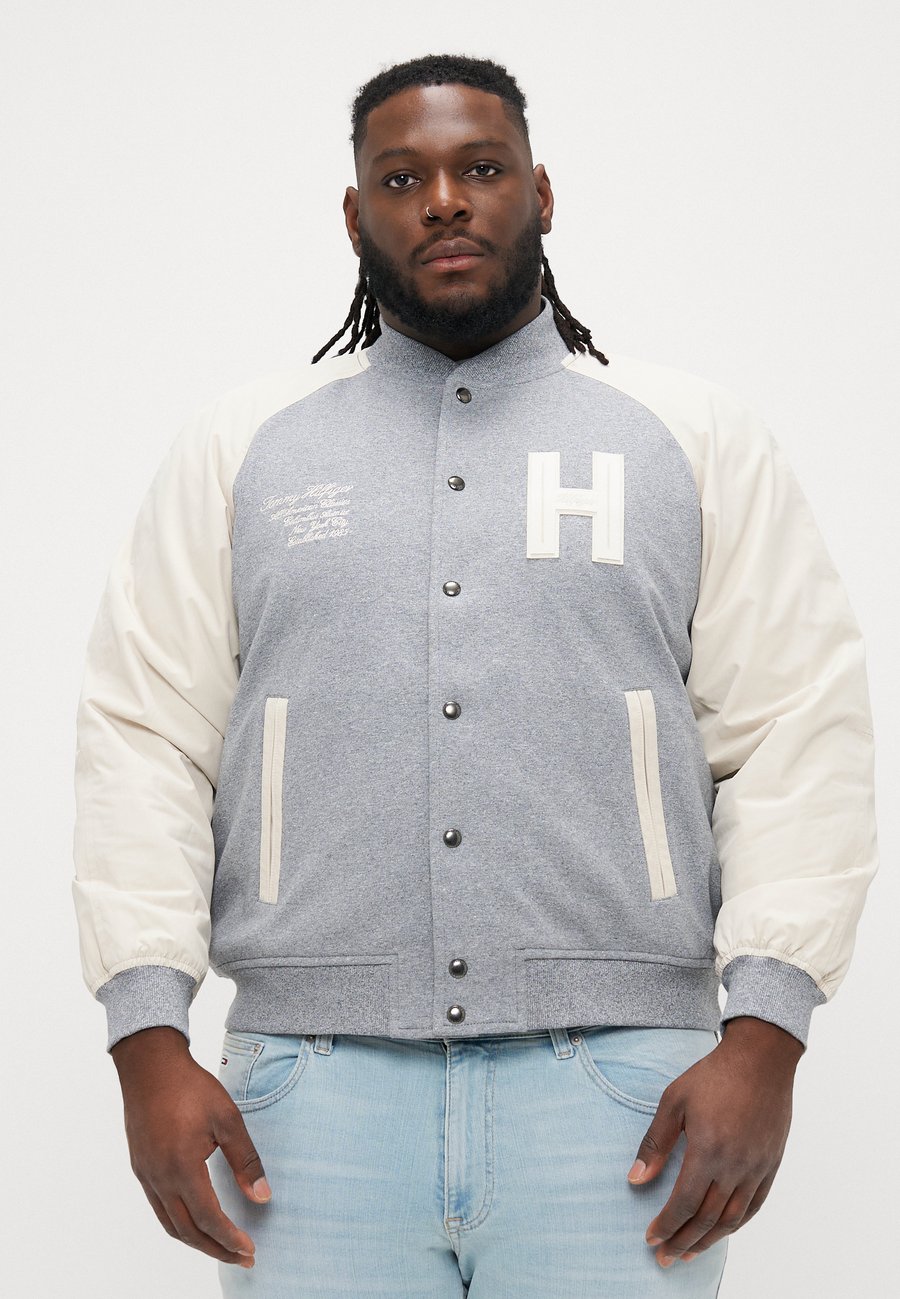 Куртка Tommy Hilfiger MIX MEDIA VARSITY , Authentic Marl/Newsprint/Grey
Куртка Tommy Hilfiger MIX MEDIA VARSITY , Authentic Marl/Newsprint/Grey