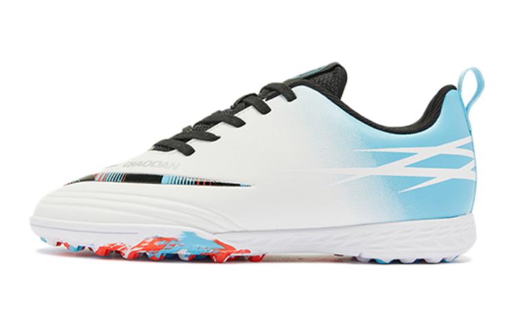 Футбольные бутсы детские, подростковые, с противоскользящим покрытием и низким верхом. QIAODAN, белый/синий/черный 
Футбольные бутсы детские, подростковые, с противоскользящим покрытием и низким верхом. QIAODAN, белый/синий/черный