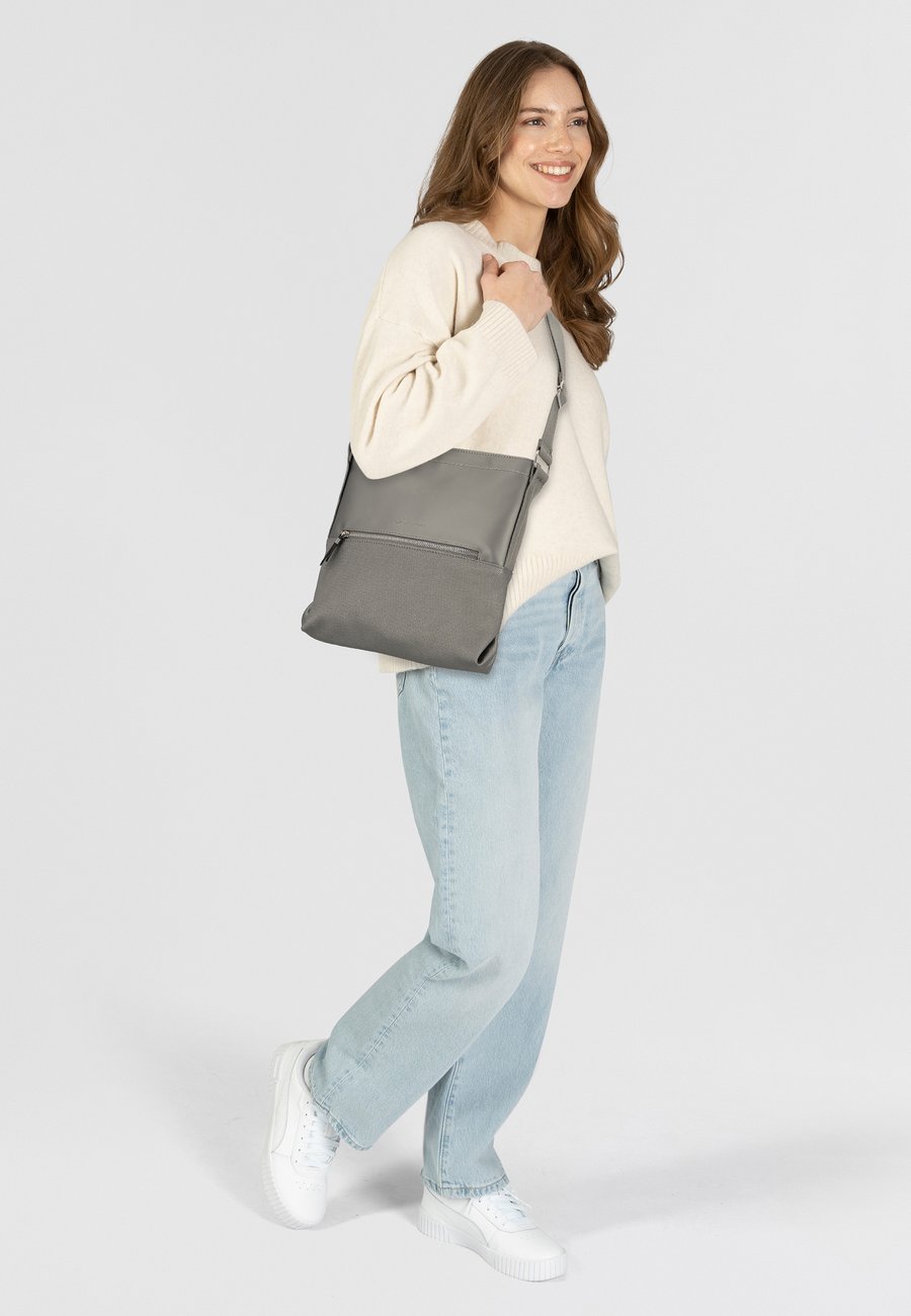 Сумка кросс-боди TOM TAILOR Cross body bag, Metallic Grey/Grey
Сумка кросс-боди TOM TAILOR Cross body bag, Metallic Grey/Grey