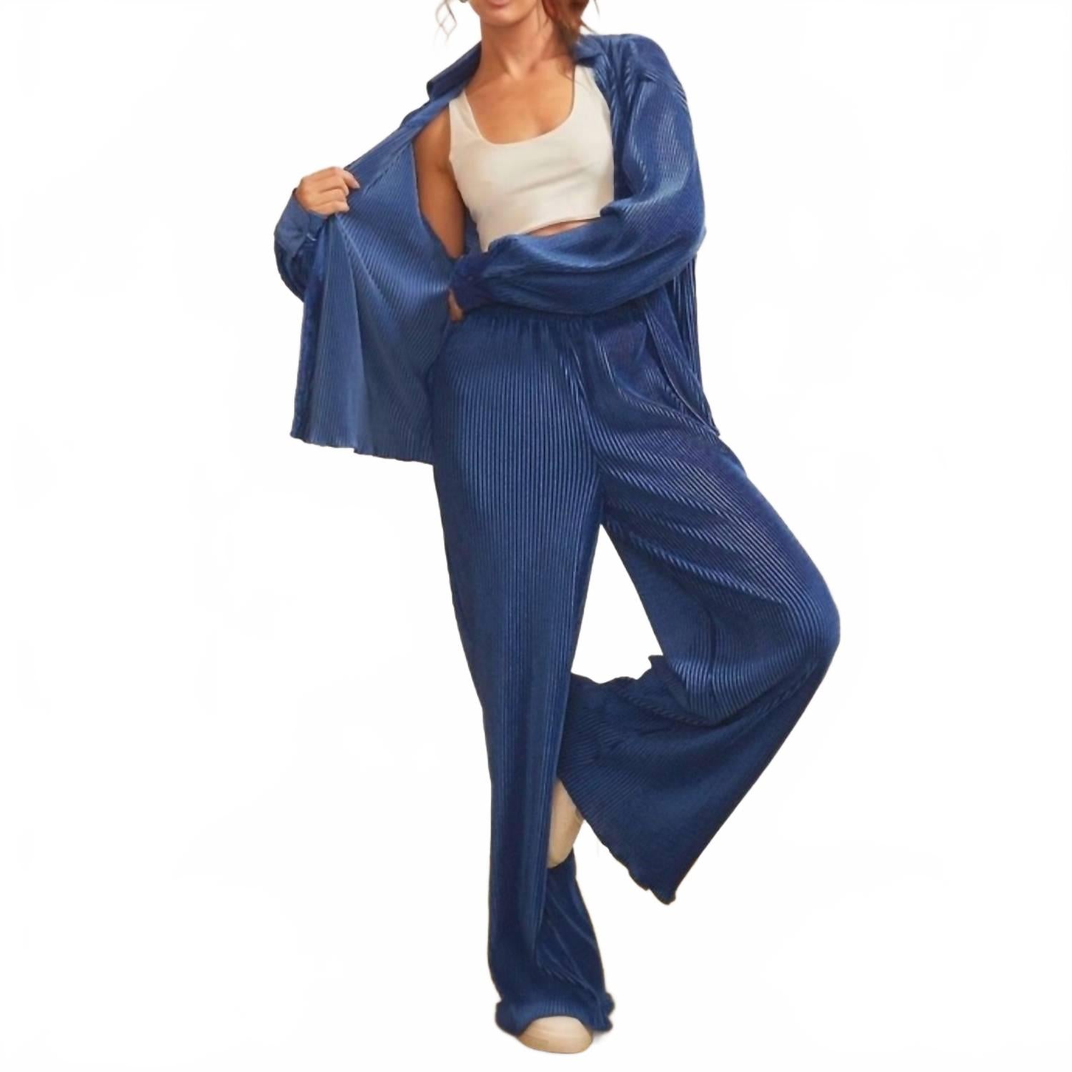 Бархатные брюки с рубчиком и широкими штанинами в цвете Navy Main Strip
Бархатные брюки с рубчиком и широкими штанинами в цвете Navy Main Strip