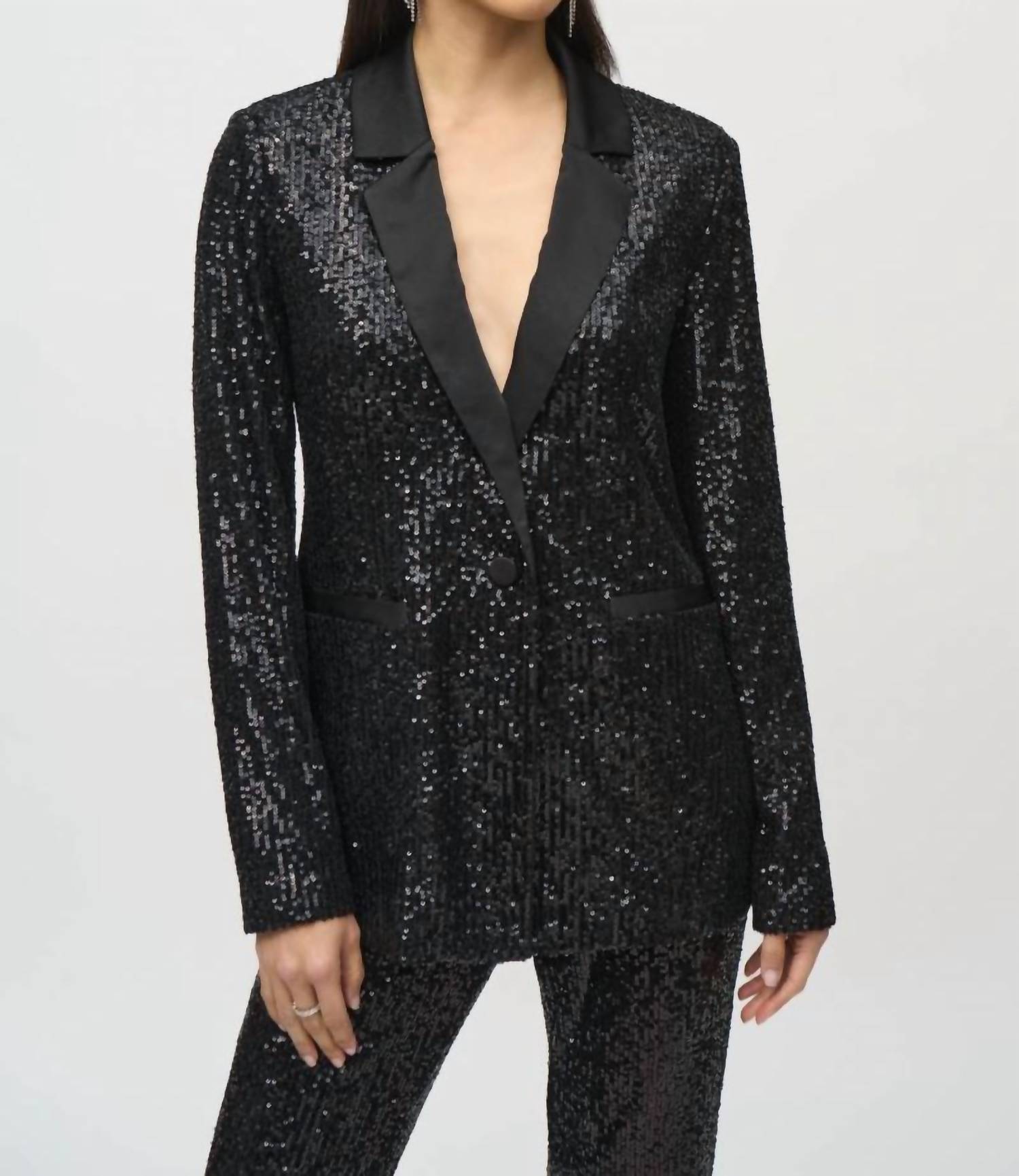 Пиджак с атласной отделкой и пайетками черный Joseph Ribkoff
Пиджак с атласной отделкой и пайетками черный Joseph Ribkoff