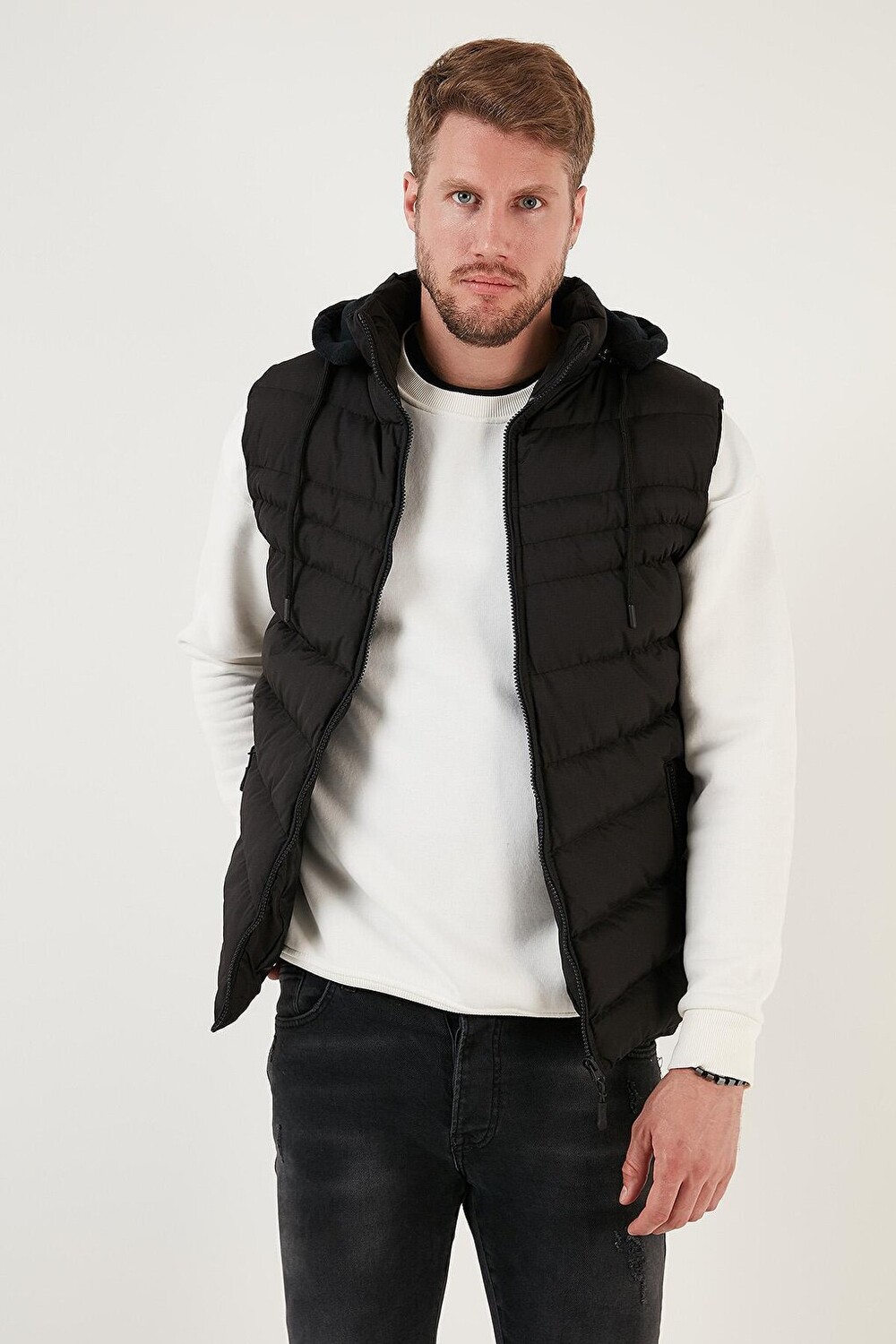 Водо- и ветроустойчивый жилет-пуховик Slim Fit со съемным капюшоном 649006 Buratti, черный
Водо- и ветроустойчивый жилет-пуховик Slim Fit со съемным капюшоном 649006 Buratti, черный