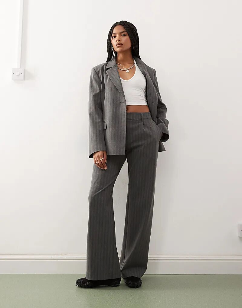 Свободные брюки Weekday со средней линией талии и складками спереди в серую меланжевую полоску
Свободные брюки Weekday со средней линией талии и складками спереди в серую меланжевую полоску