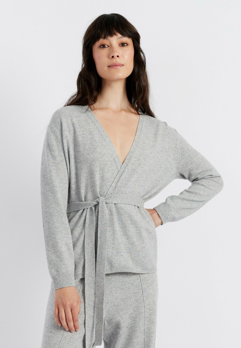 Кардиган WRAP CHINTI & PARKER, серый
Кардиган WRAP CHINTI & PARKER, серый