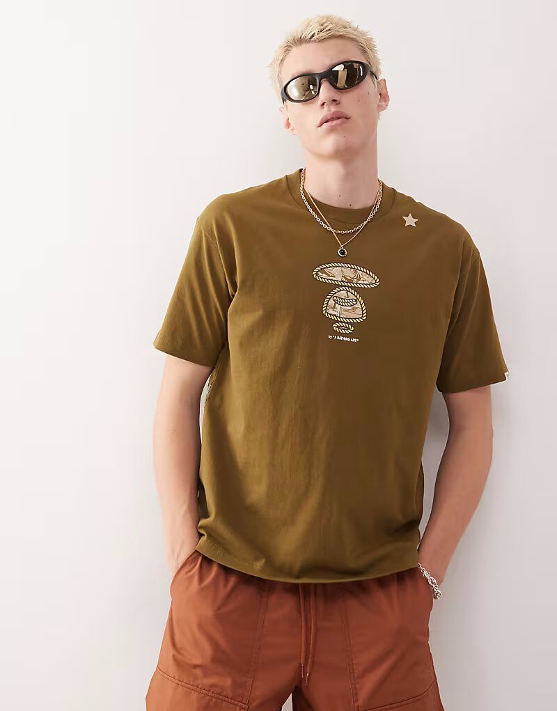 Футболка свободного кроя Aape by A Bathing Ape цвета хаки с принтом в стиле вестерн в нескольких местах AAPE BY A BATHING APE
Футболка свободного кроя Aape by A Bathing Ape цвета хаки с принтом в стиле вестерн в нескольких местах AAPE BY A BATHING APE