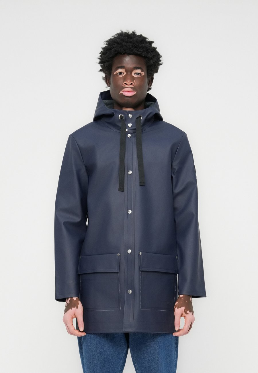 Куртка Stutterheim STUTTERHEIM X LYLE & SCOTT JACKET, Navy/Dark Blue
Куртка Stutterheim STUTTERHEIM X LYLE & SCOTT JACKET, Navy/Dark Blue