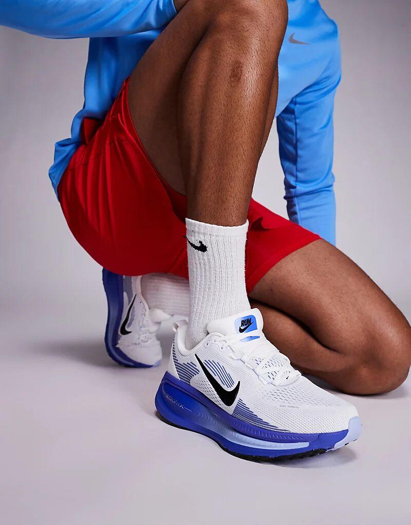 Кроссовки Nike Running Vomero 18 белого и синего цветов
Кроссовки Nike Running Vomero 18 белого и синего цветов