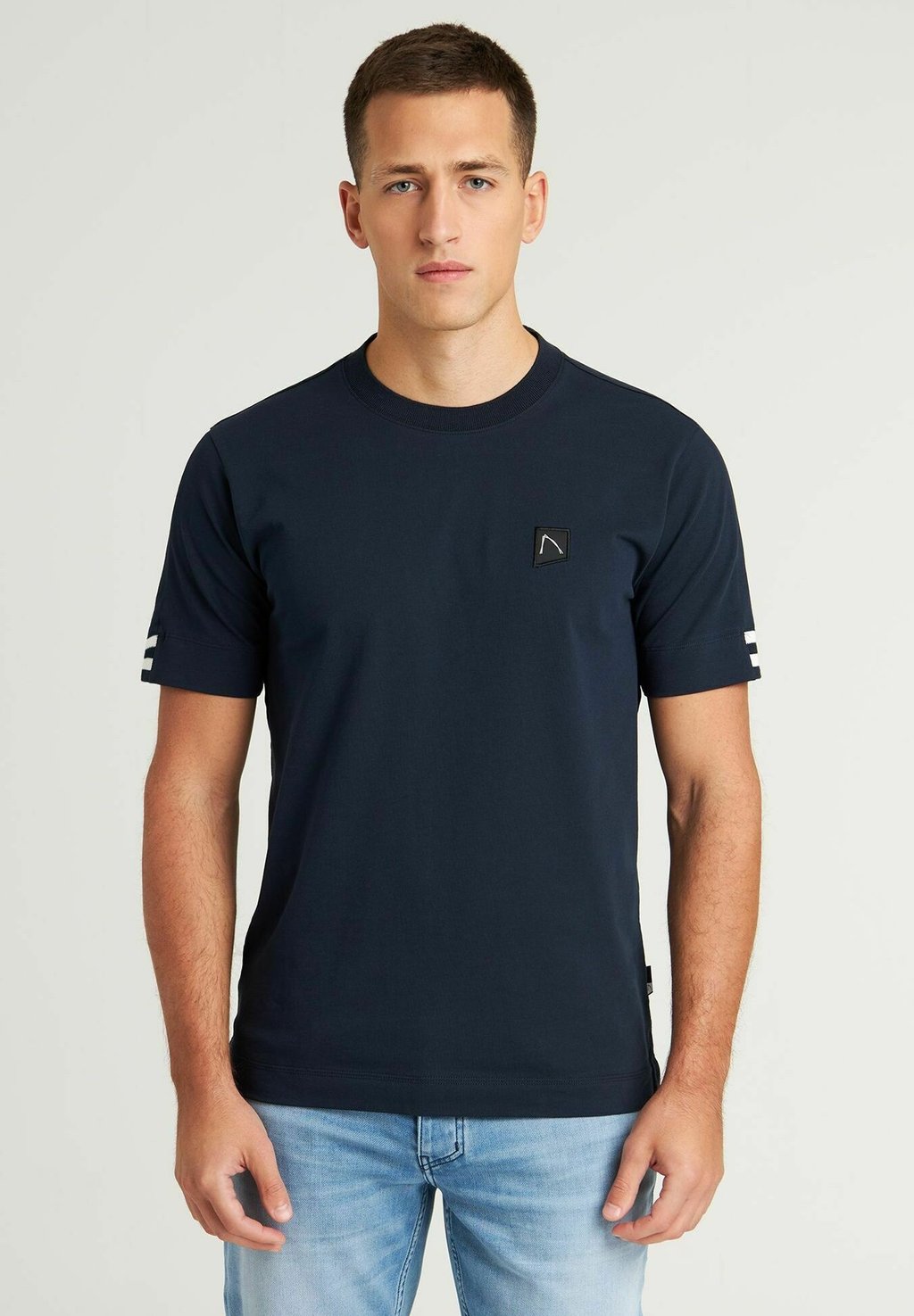 Футболка с принтом APOLLO CHASIN', темно-синий
Футболка с принтом APOLLO CHASIN', темно-синий