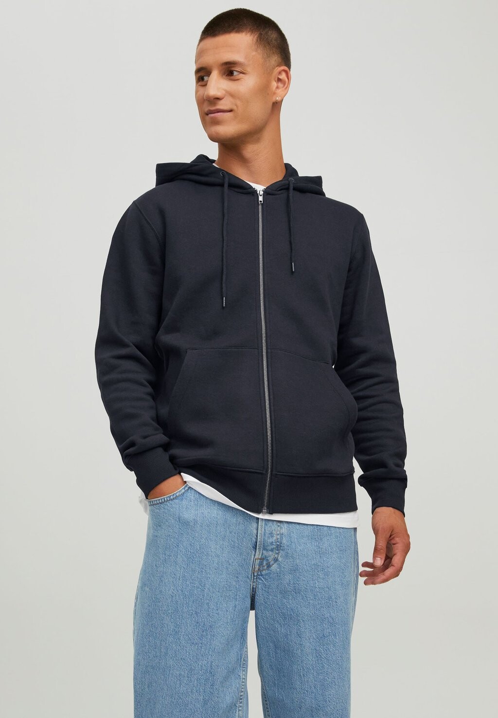 Толстовка на молнии JESTAR BASIC ZIP Jack & Jones, черный
Толстовка на молнии JESTAR BASIC ZIP Jack & Jones, черный