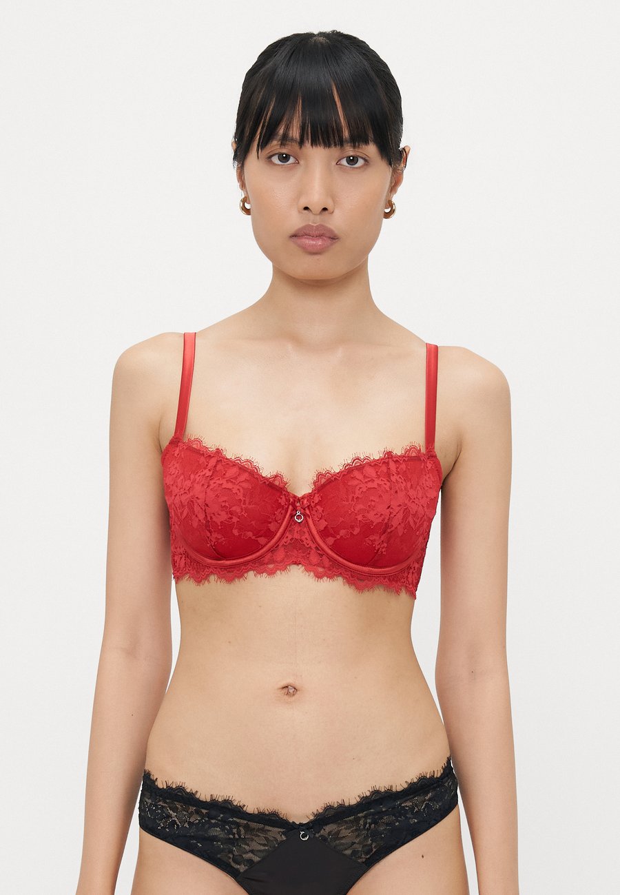 Бюстгальтер Emporio Armani PADDED BRA, Lacquer Red/Red
Бюстгальтер Emporio Armani PADDED BRA, Lacquer Red/Red