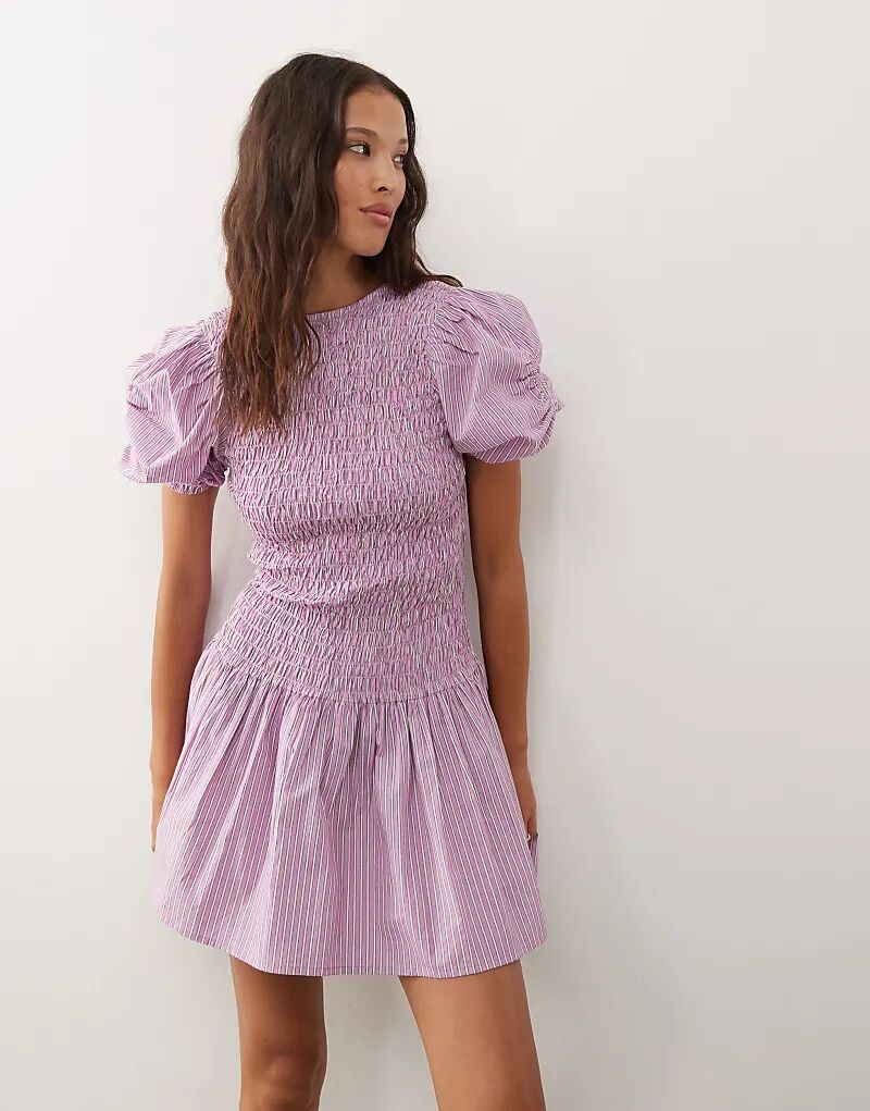 Мини-платье COLLUSION с заниженной талией и сборками в розовую полоску
Мини-платье COLLUSION с заниженной талией и сборками в розовую полоску