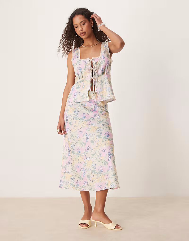 Юбка миди из атласа с цветочным принтом на лугу Yas
Юбка миди из атласа с цветочным принтом на лугу Yas