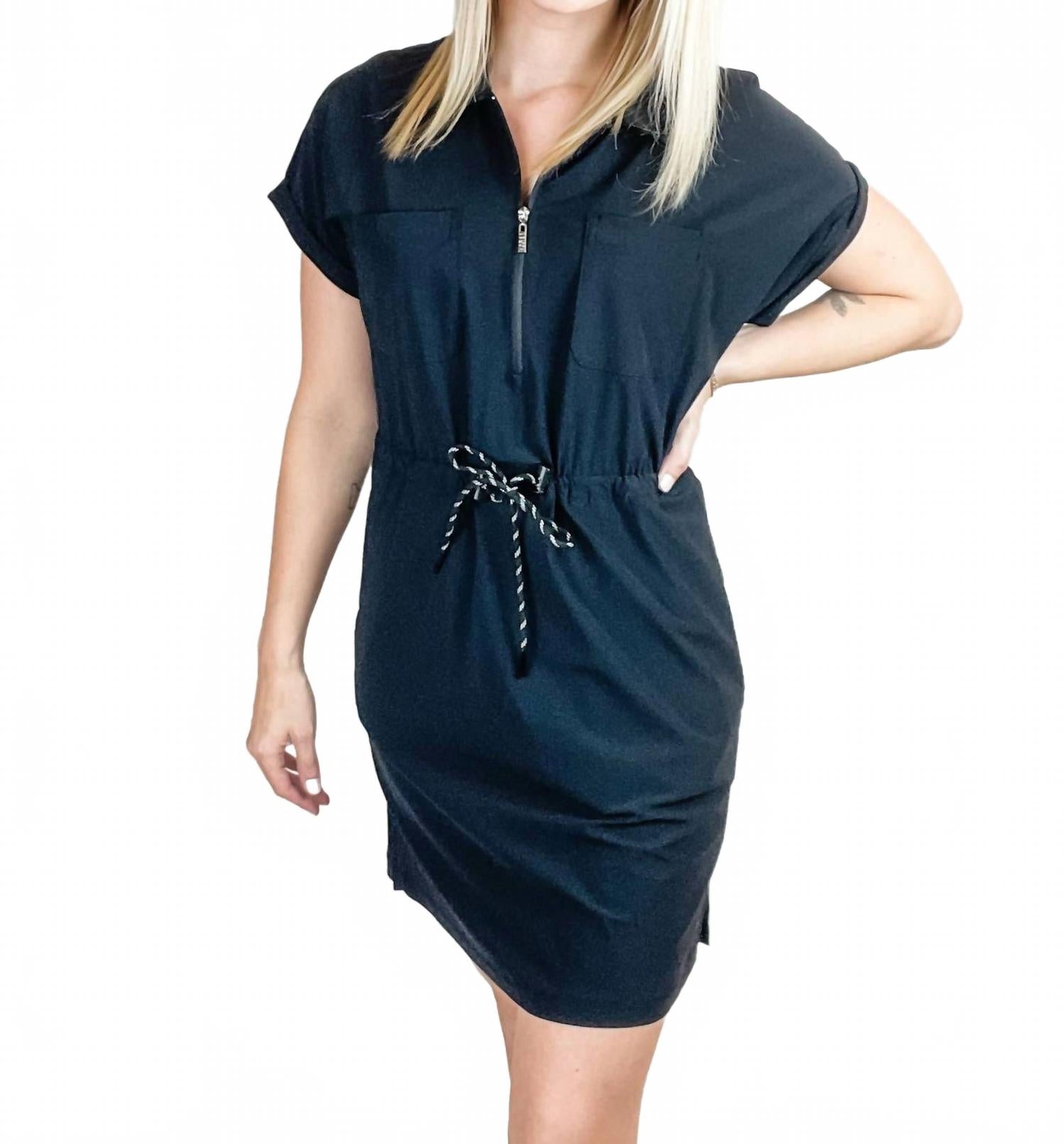 Черное поло-платье с 4-сторонним растяжением и шнурком TRIBAL 
Черное поло-платье с 4-сторонним растяжением и шнурком TRIBAL