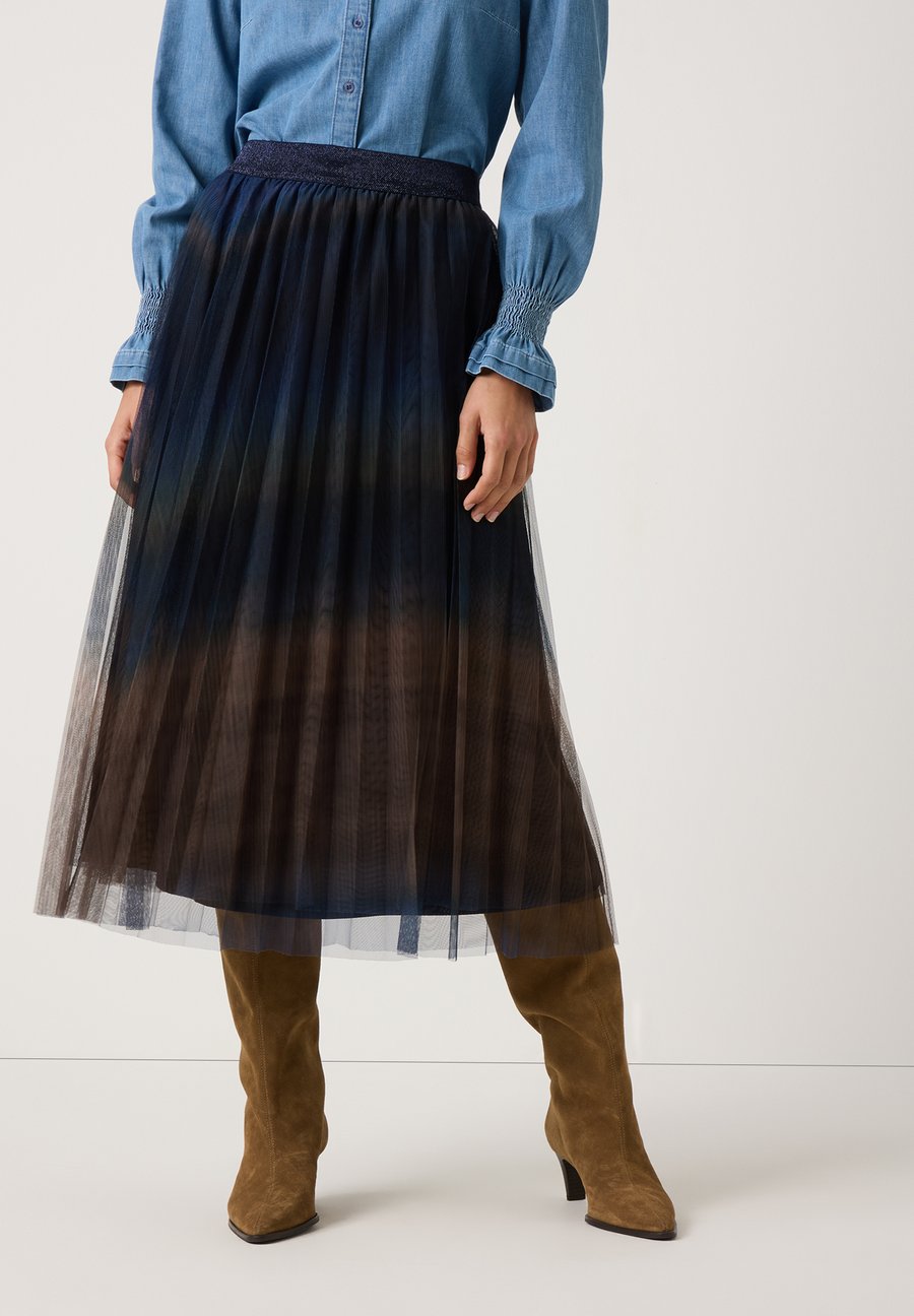 Юбка More & More A-line skirt, Fine Gradient Print/Dark Blue
Юбка More & More A-line skirt, Fine Gradient Print/Dark Blue