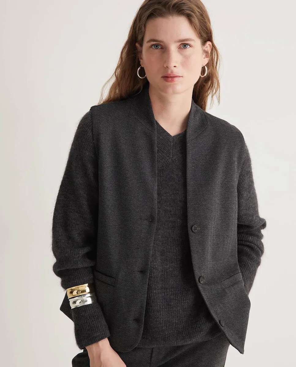 Женский жилет вязаный с узором «елочка» Yerse, антрацитовый
Женский жилет вязаный с узором «елочка» Yerse, антрацитовый