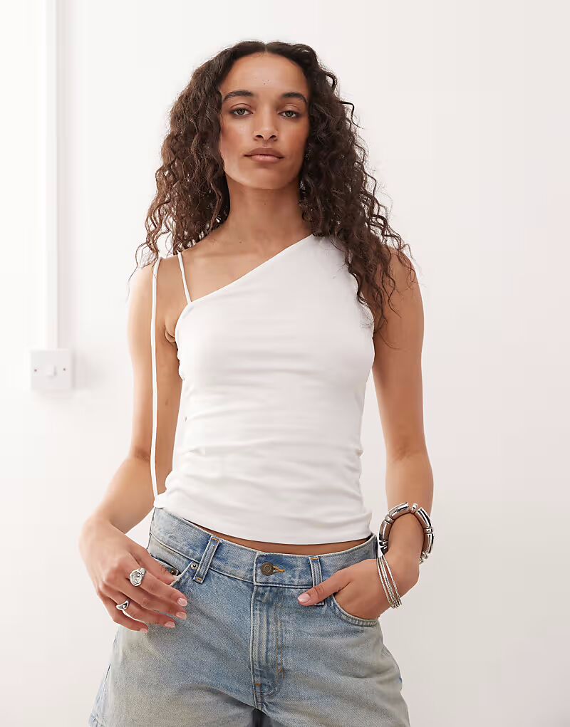 Топ на одно плечо с бретельками в будничном стиле, оттенок «кремовый»
Топ на одно плечо с бретельками в будничном стиле, оттенок «кремовый»