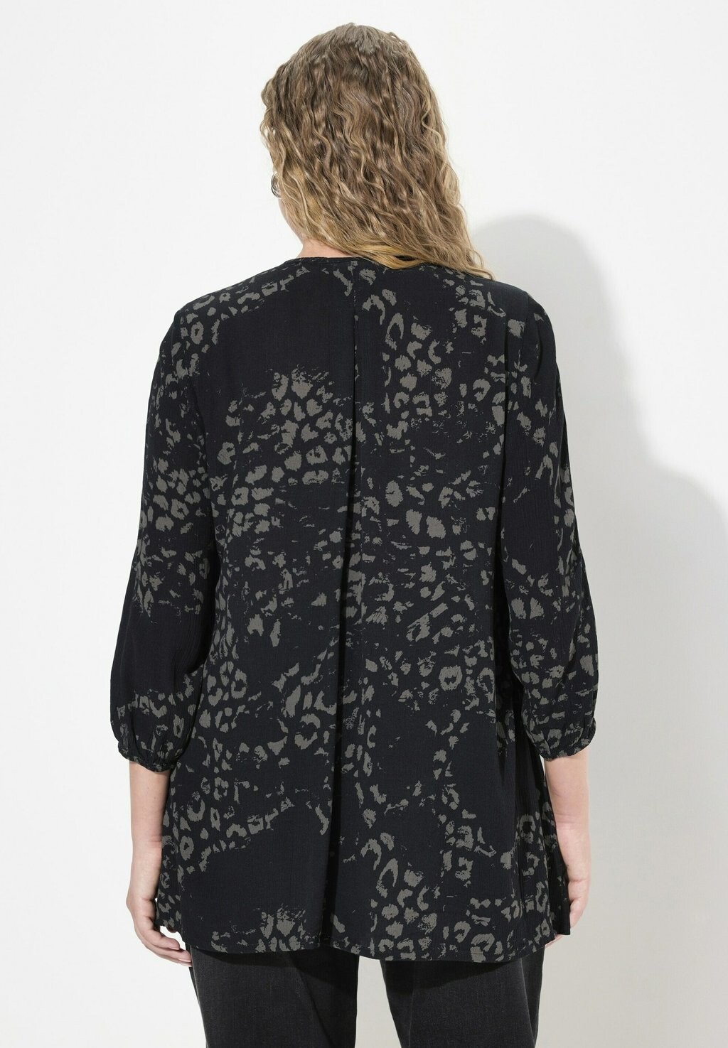 Блуза SMOCKED LEOPARD 3/4 SLEEVE TEE Ulla Popken, черный
Блуза SMOCKED LEOPARD 3/4 SLEEVE TEE Ulla Popken, черный