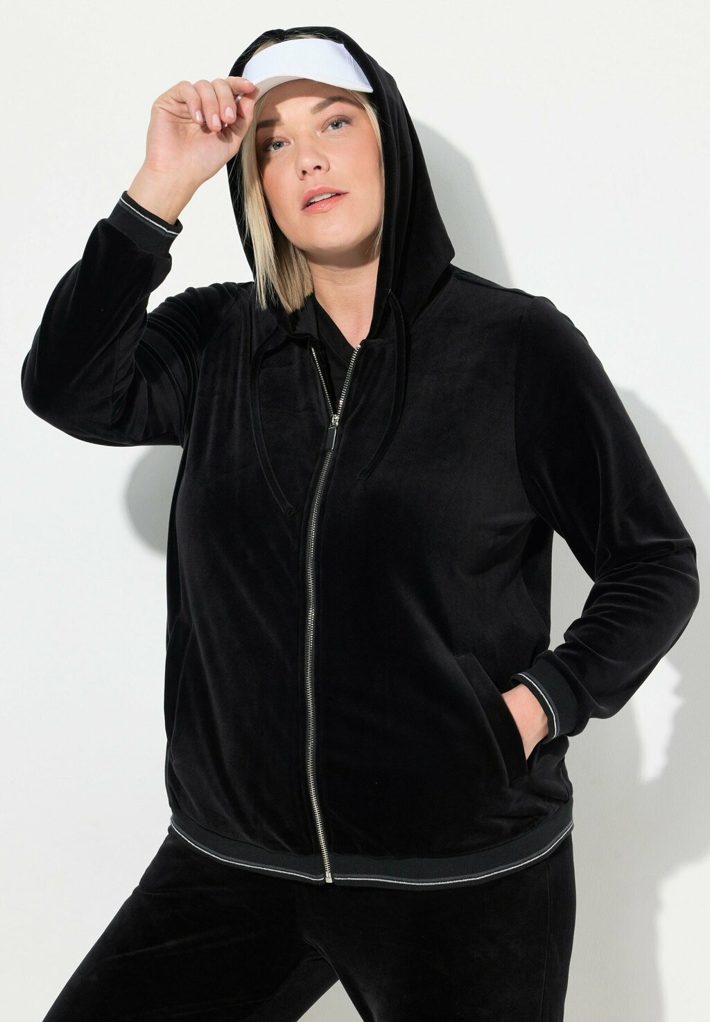 Толстовка на молнии FLOWER MOTIF Ulla Popken, черный
Толстовка на молнии FLOWER MOTIF Ulla Popken, черный