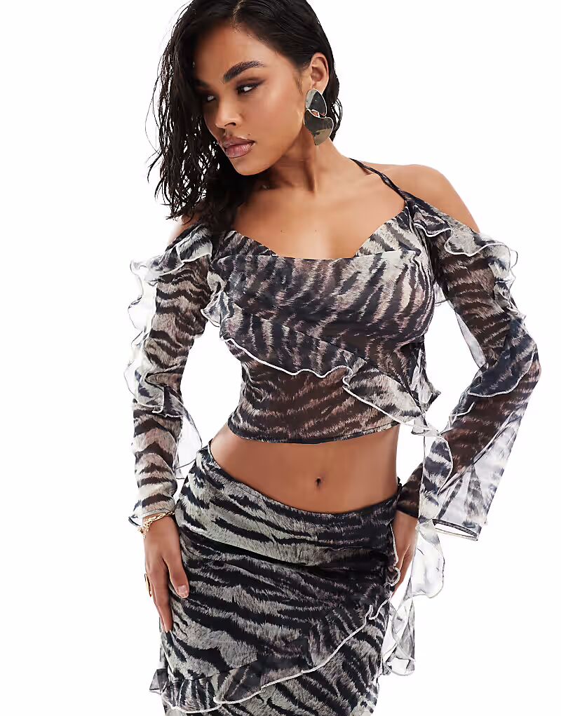 Топ с оборками, завязкой на шее и абстрактным принтом зебры Asos Design
Топ с оборками, завязкой на шее и абстрактным принтом зебры Asos Design