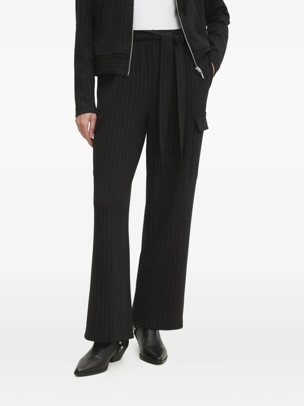 Брюки-карго в тонкую полоску DKNY, черный
Брюки-карго в тонкую полоску DKNY, черный