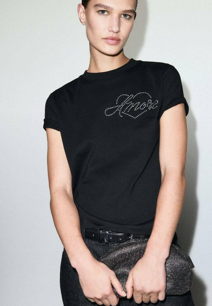 Футболка Mango Print T-shirt, Zwart/Black, Черный, Футболка Mango Print T-shirt, Zwart/Black
Футболка Mango Print T-shirt, Zwart/Black, Черный, Футболка Mango Print T-shirt, Zwart/Black