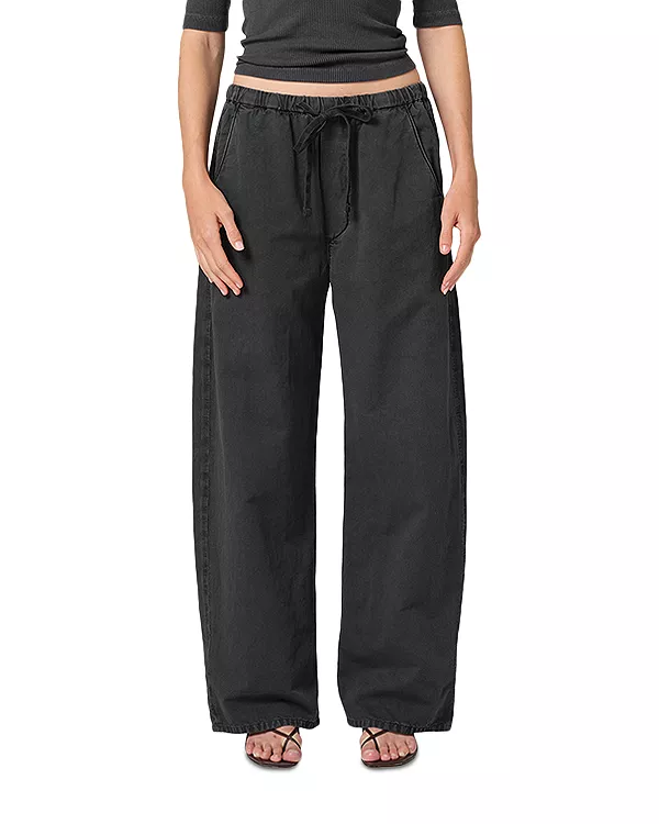 Айла надевает штаны Citizens Of Humanity, черный
Айла надевает штаны Citizens Of Humanity, черный