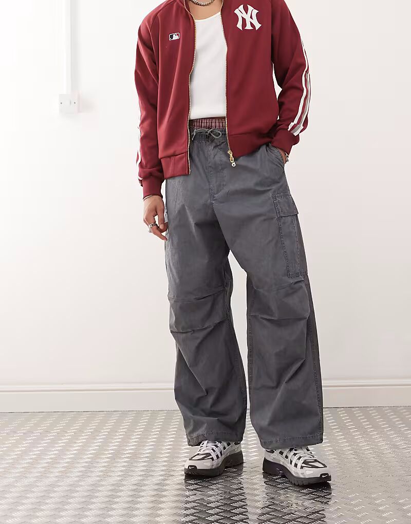 Гигантские брюки-карго Obey серого цвета
Гигантские брюки-карго Obey серого цвета