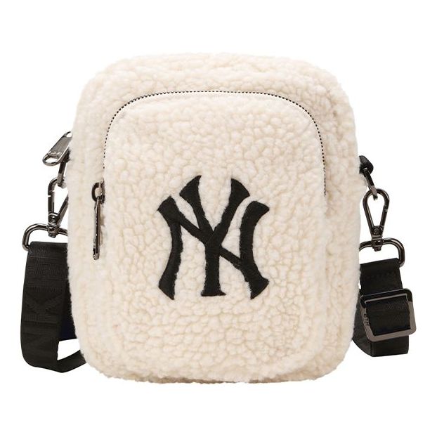 Сумка MLB NY New York Yankees Polar Fleece Wool Crossbody Bag Mini White
Сумка MLB NY New York Yankees Polar Fleece Wool Crossbody Bag Mini White