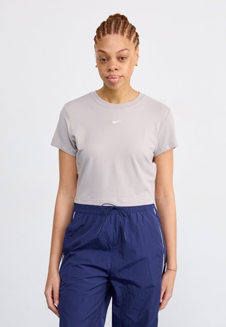 Футболка Nike Sportswear CROP, College Grey/Sail/Grey
Футболка Nike Sportswear CROP, College Grey/Sail/Grey