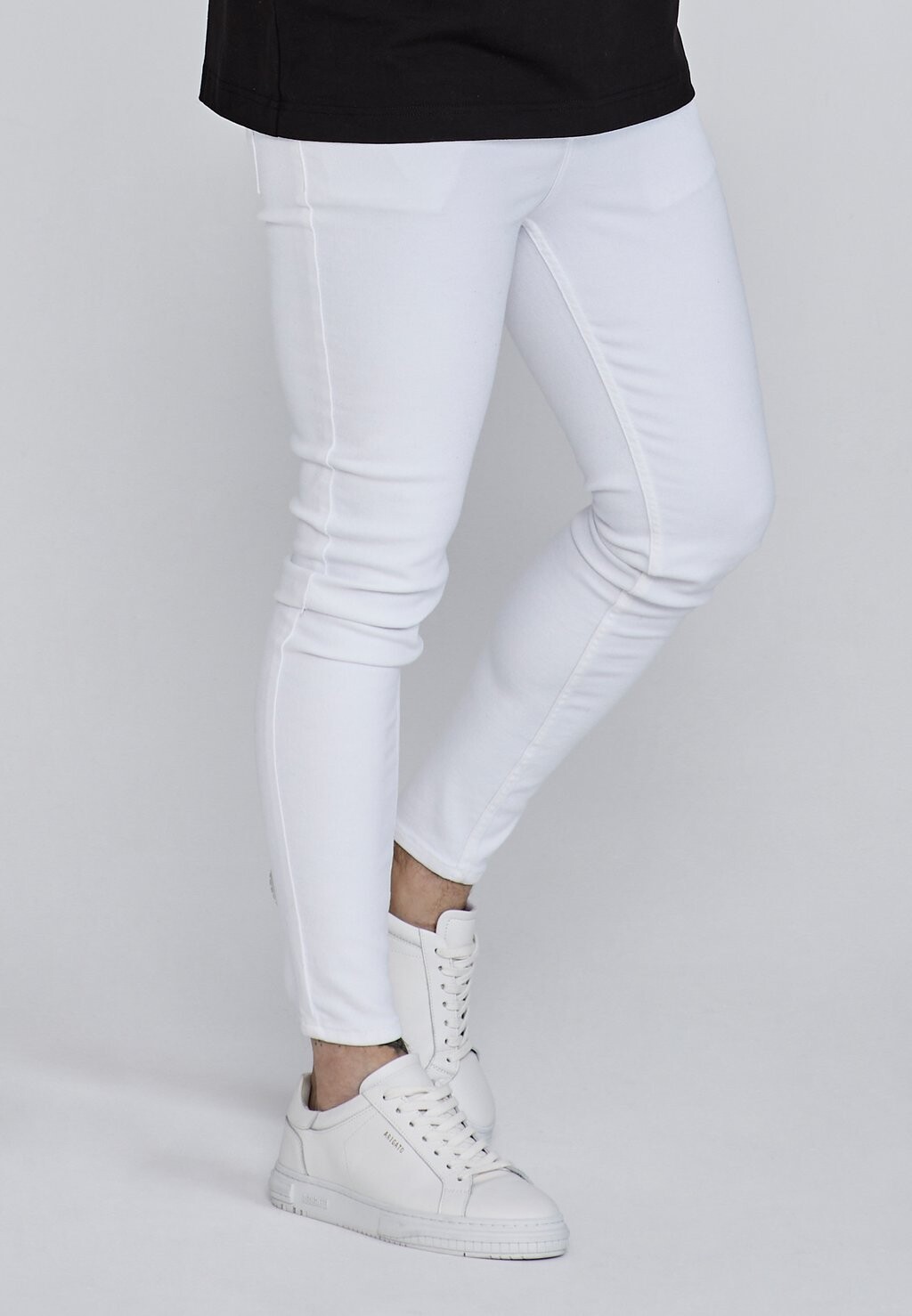 Джинсы приталенного кроя Distressed SIKSILK, белые
Джинсы приталенного кроя Distressed SIKSILK, белые