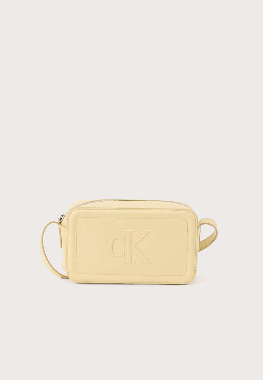 Сумка кросс-боди Calvin Klein BOLD CAMERA BAG, Parsnip/Light Yellow
Сумка кросс-боди Calvin Klein BOLD CAMERA BAG, Parsnip/Light Yellow