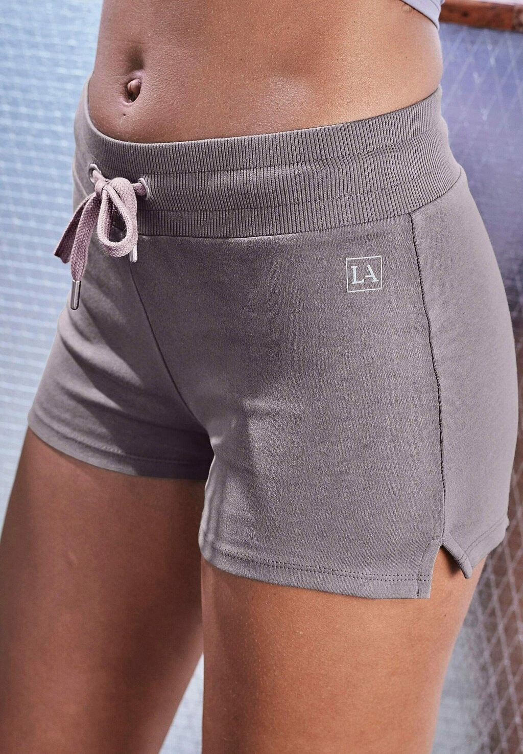 Спортивные шорты LASCANA Active, цвет stone
Спортивные шорты LASCANA Active, цвет stone