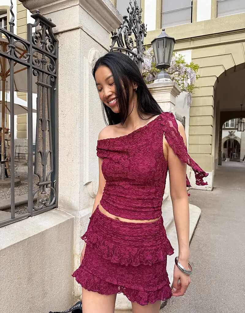 Кружевной топ Bershka с оборками бордового цвета
Кружевной топ Bershka с оборками бордового цвета