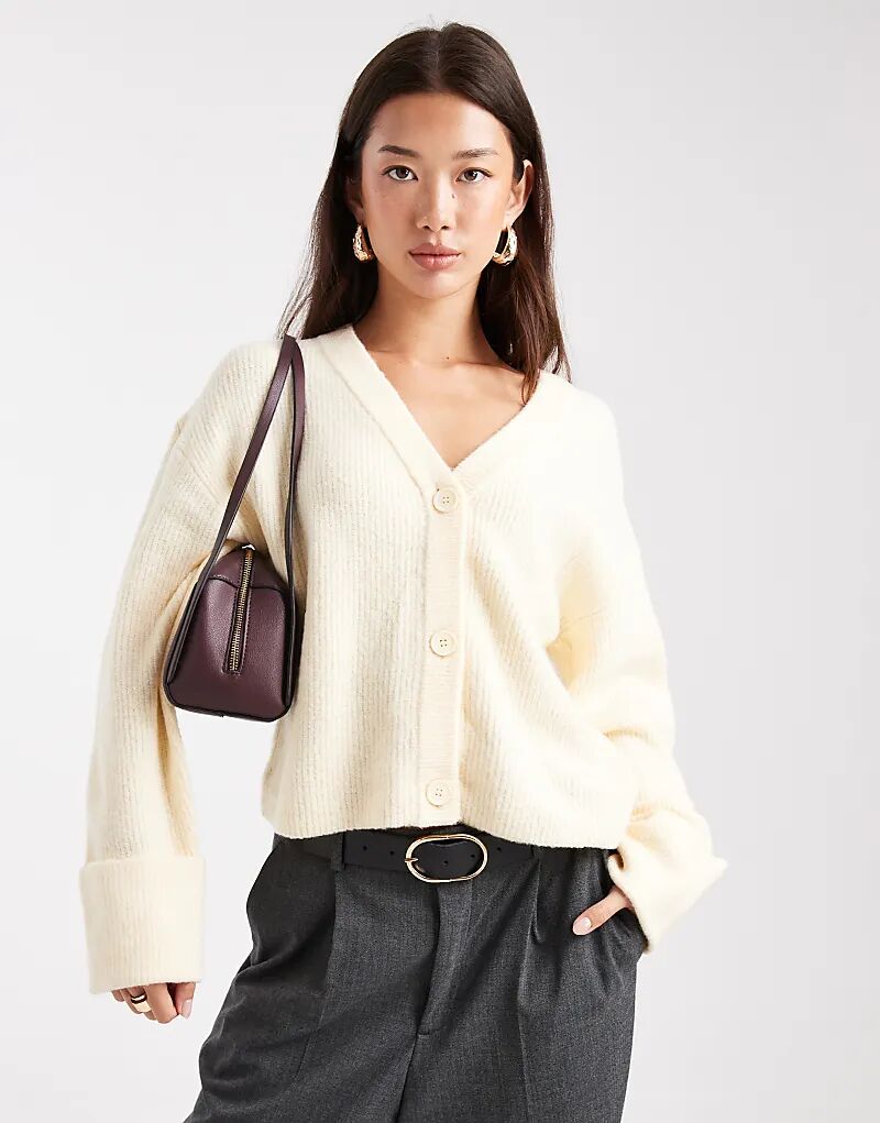 Кардиган Miss Selfridge с широкими манжетами и V-образным вырезом в цвете пахты
Кардиган Miss Selfridge с широкими манжетами и V-образным вырезом в цвете пахты