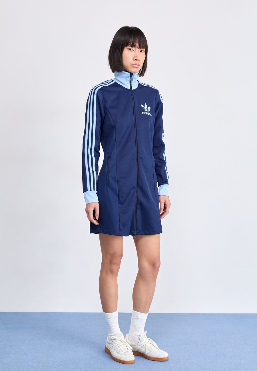 Платье Adidas Originals TRACK DRESS, Night Indigo/Dark Blue
Платье Adidas Originals TRACK DRESS, Night Indigo/Dark Blue