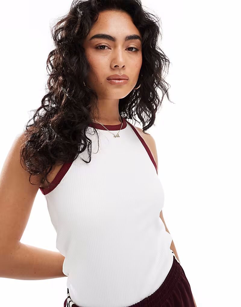 ONLY контрастная деталь, ребристый топ белого цвета
ONLY контрастная деталь, ребристый топ белого цвета