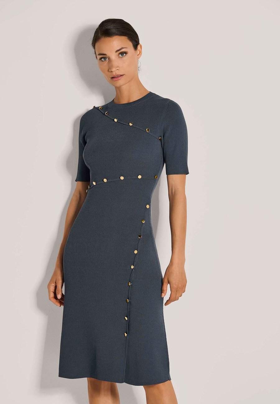 Платье MADELEINE Jumper dress, Fog Blue/Blue
Платье MADELEINE Jumper dress, Fog Blue/Blue
