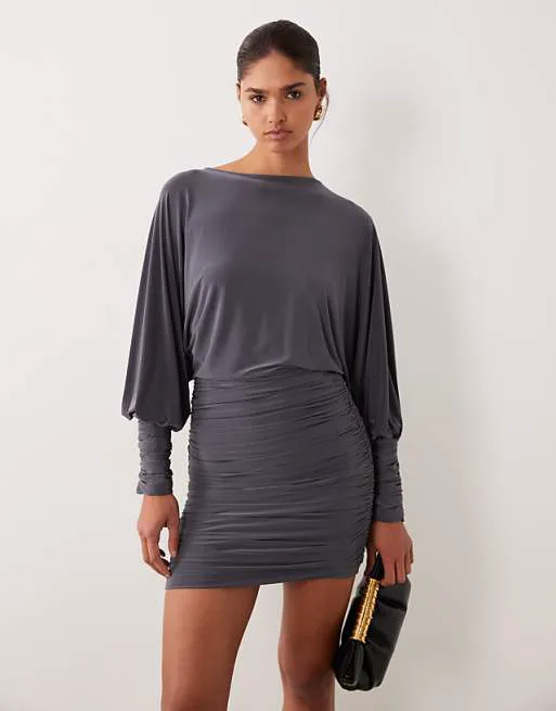 Темно-серое платье-блузон с напуском ASOS DESIGN
Темно-серое платье-блузон с напуском ASOS DESIGN