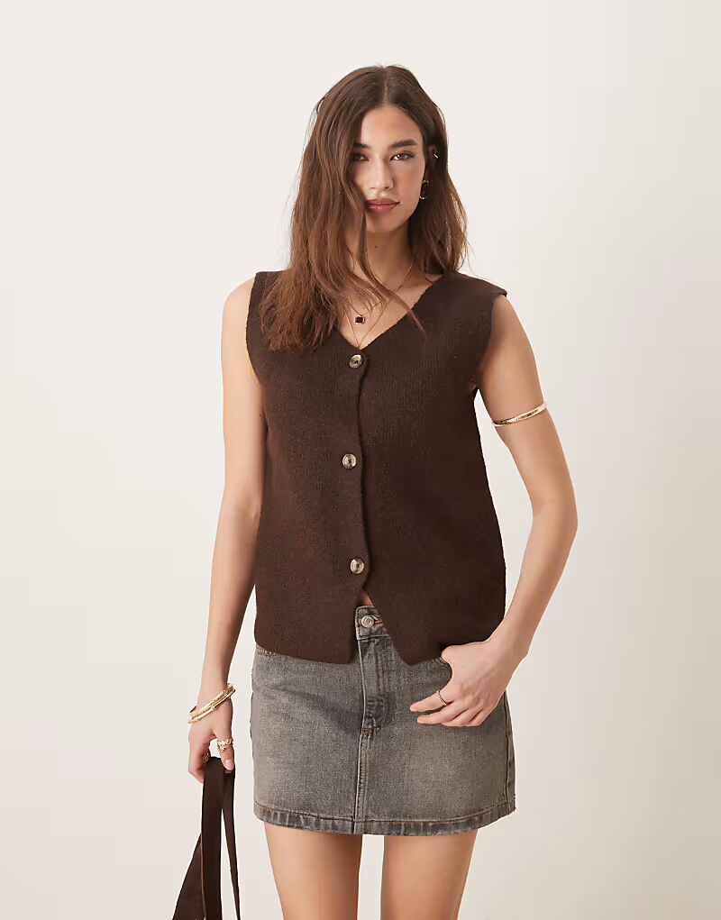 Потертый трикотажный топ на пуговицах шоколадно-коричневого цвета Threadbare
Потертый трикотажный топ на пуговицах шоколадно-коричневого цвета Threadbare