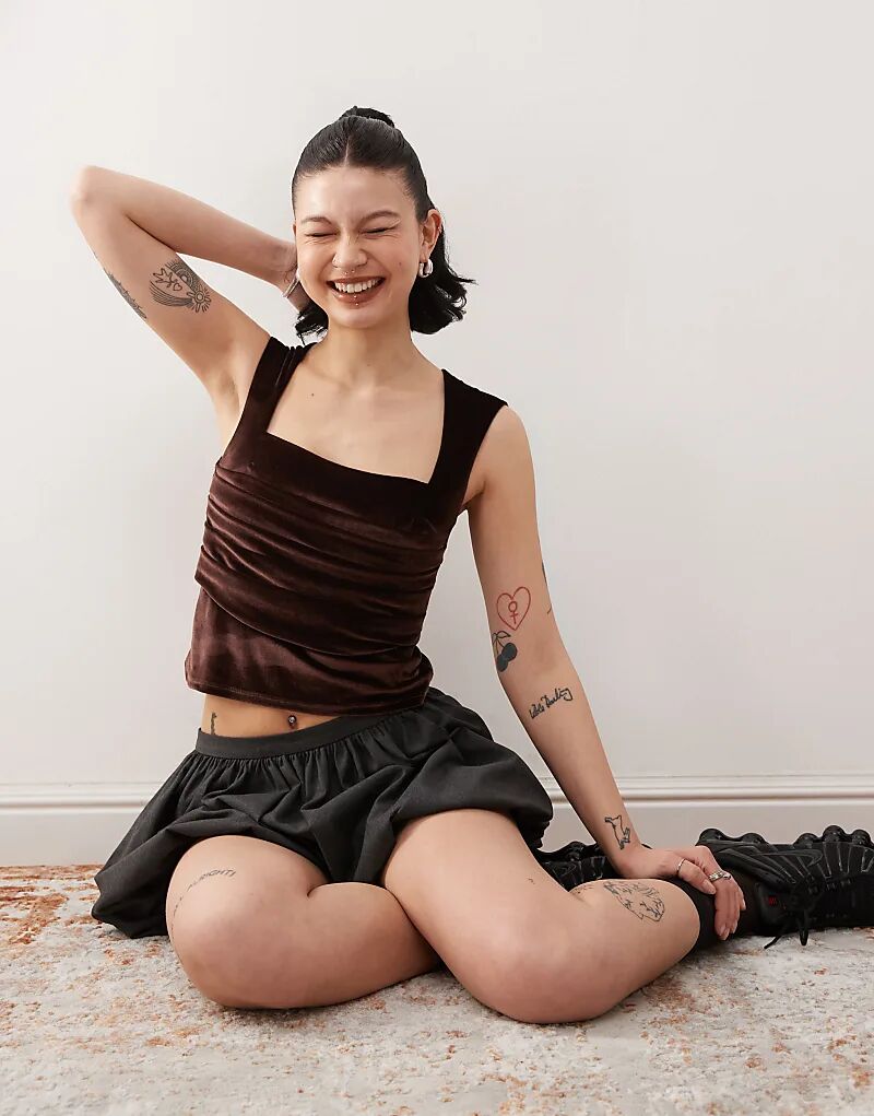 Топ COLLUSION с квадратным вырезом и рукавами-крылышками из шоколадного бархата
Топ COLLUSION с квадратным вырезом и рукавами-крылышками из шоколадного бархата