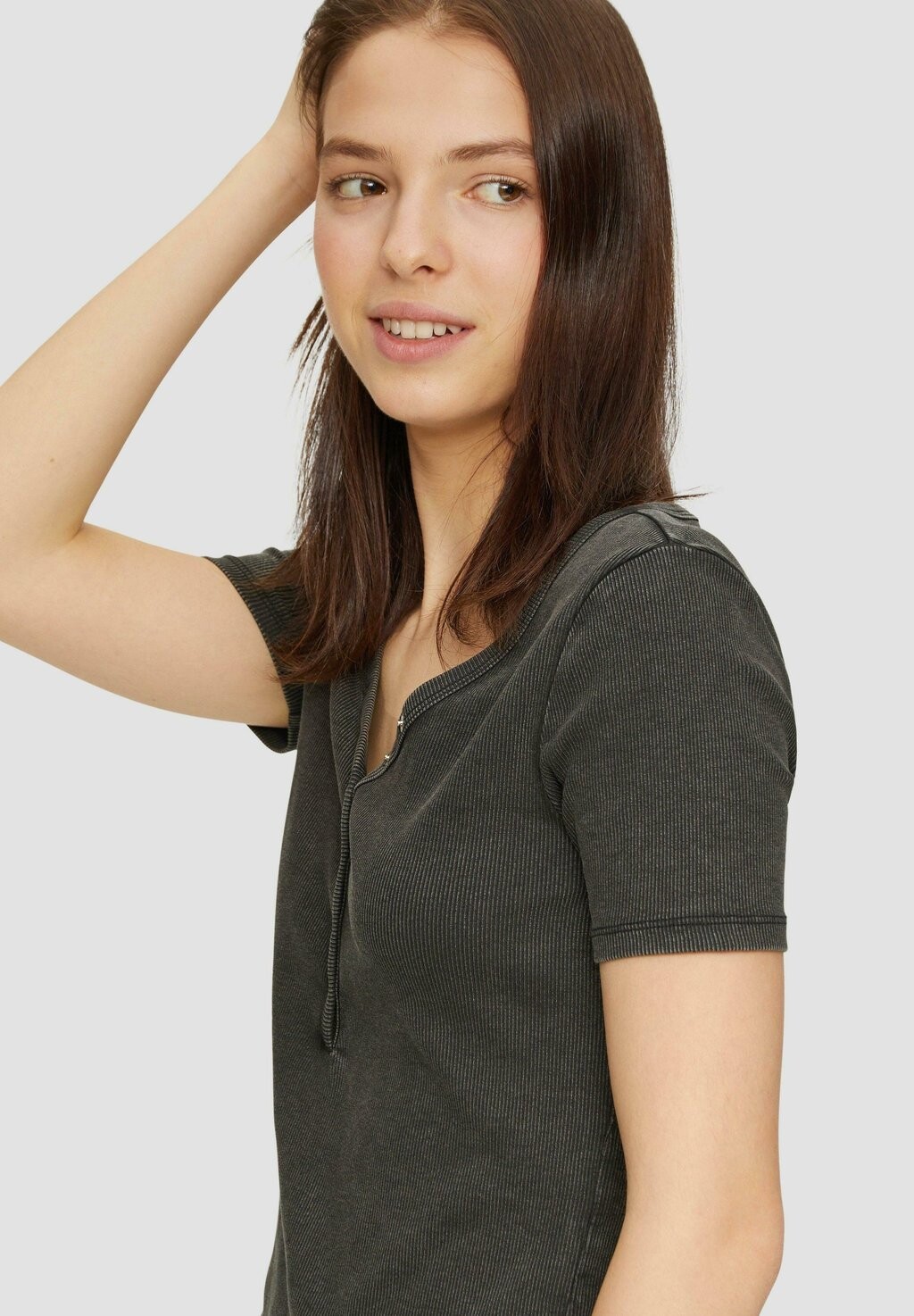 Базовая футболка SLIM FIT QS, черный
Базовая футболка SLIM FIT QS, черный