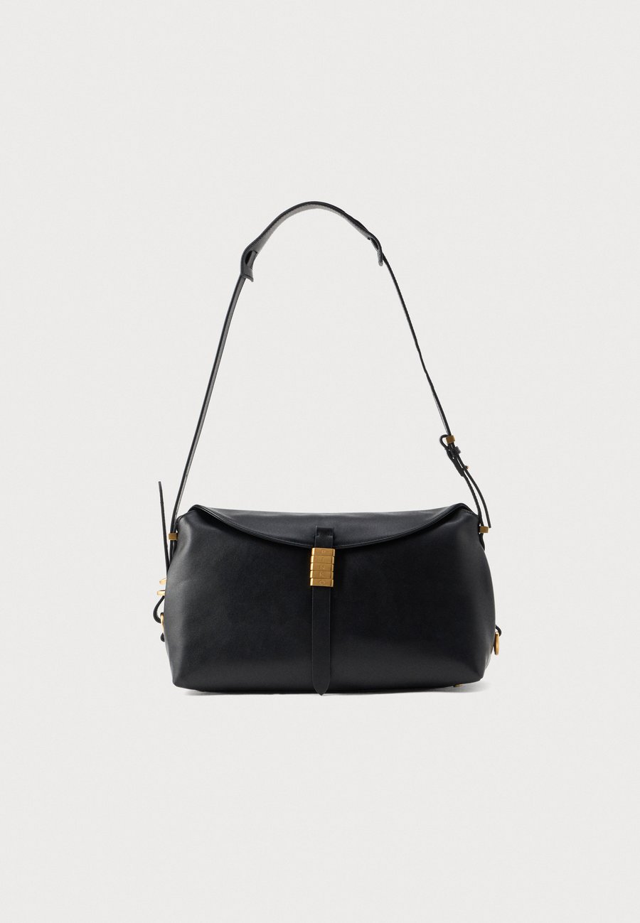 Сумка Pinko NEW SADDLE, Nero/Antique Gold-Coloured/Black
Сумка Pinko NEW SADDLE, Nero/Antique Gold-Coloured/Black