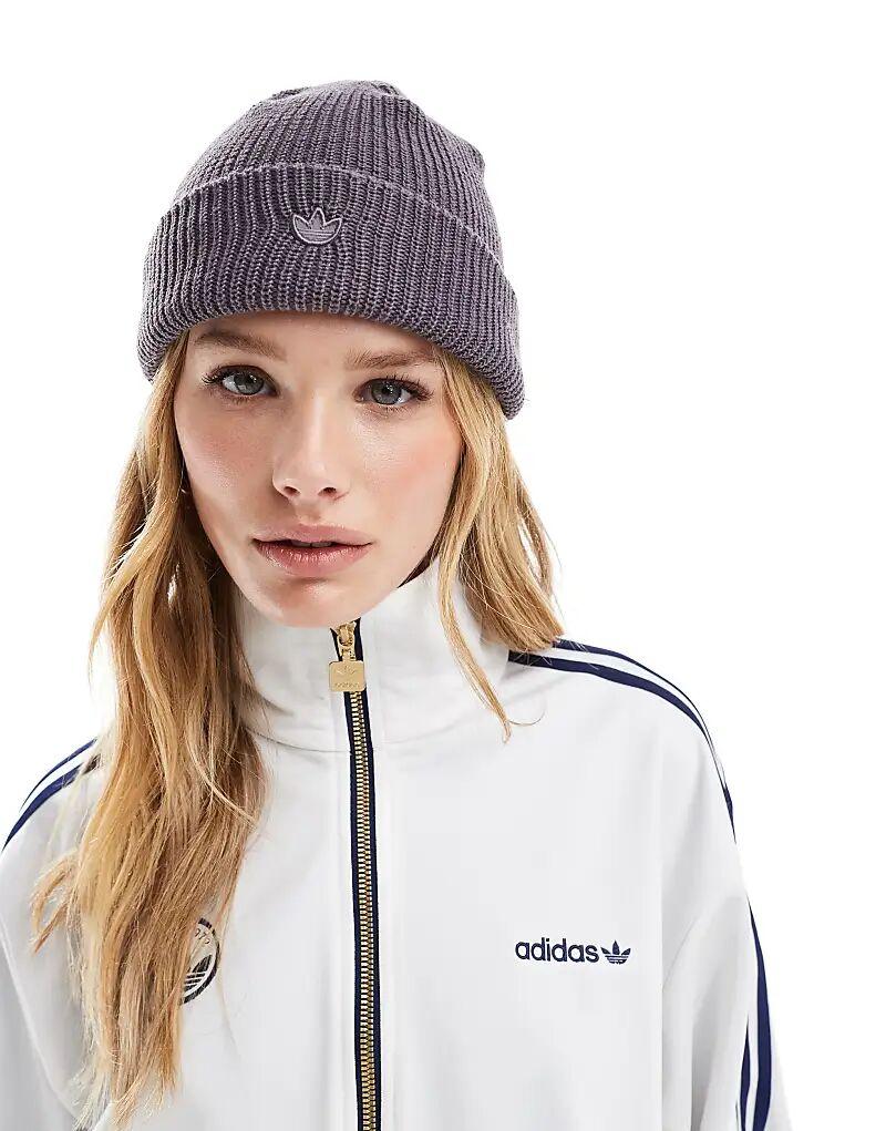 Короткая шапочка adidas Originals серого цвета
Короткая шапочка adidas Originals серого цвета