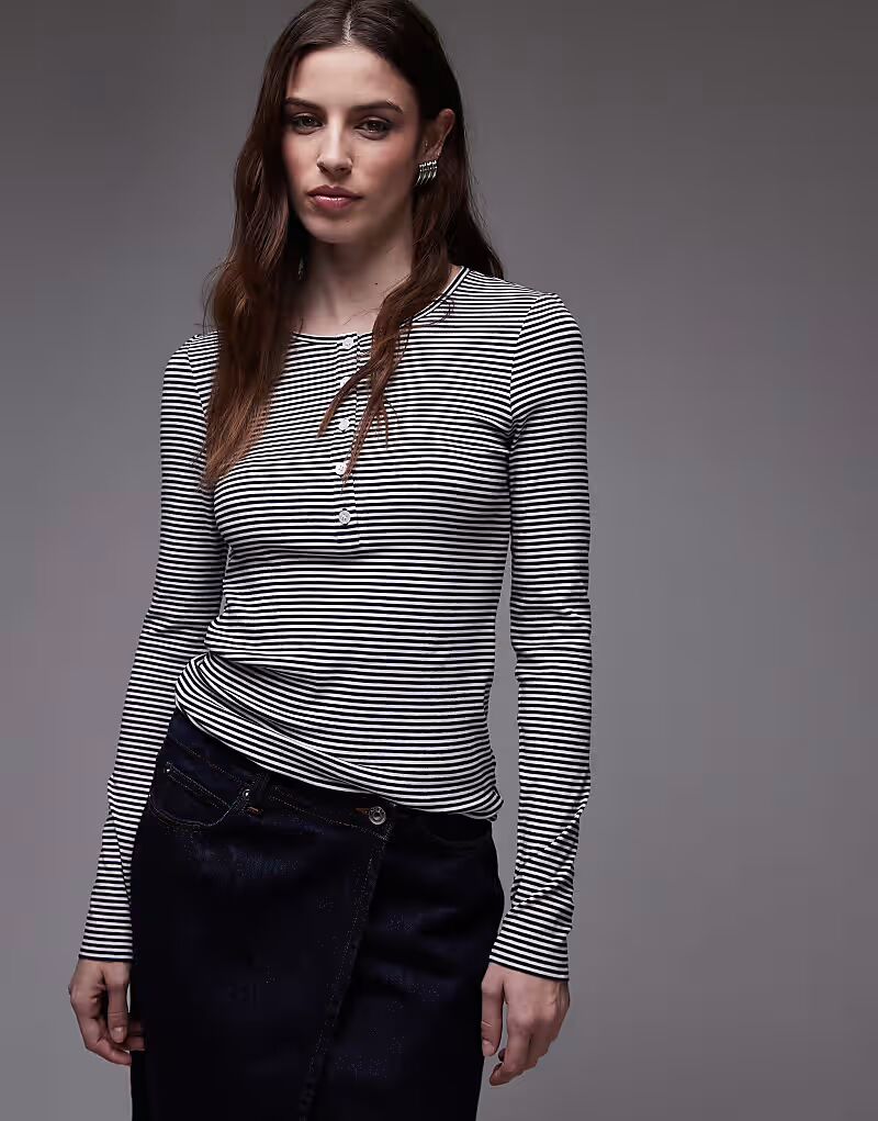 Трикотажный топ ARKET с длинными рукавами и планкой на пуговицах в монополоску
Трикотажный топ ARKET с длинными рукавами и планкой на пуговицах в монополоску