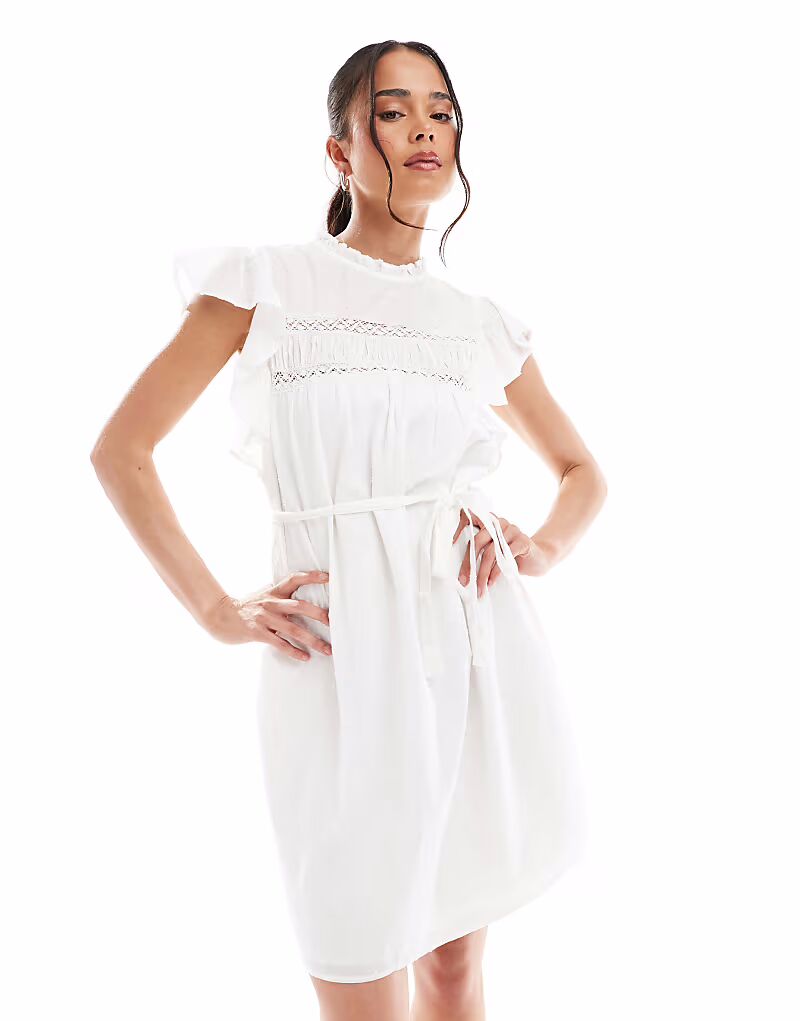 Мини-платье Vero Moda из ткани «добби» с завязками белого цвета
Мини-платье Vero Moda из ткани «добби» с завязками белого цвета