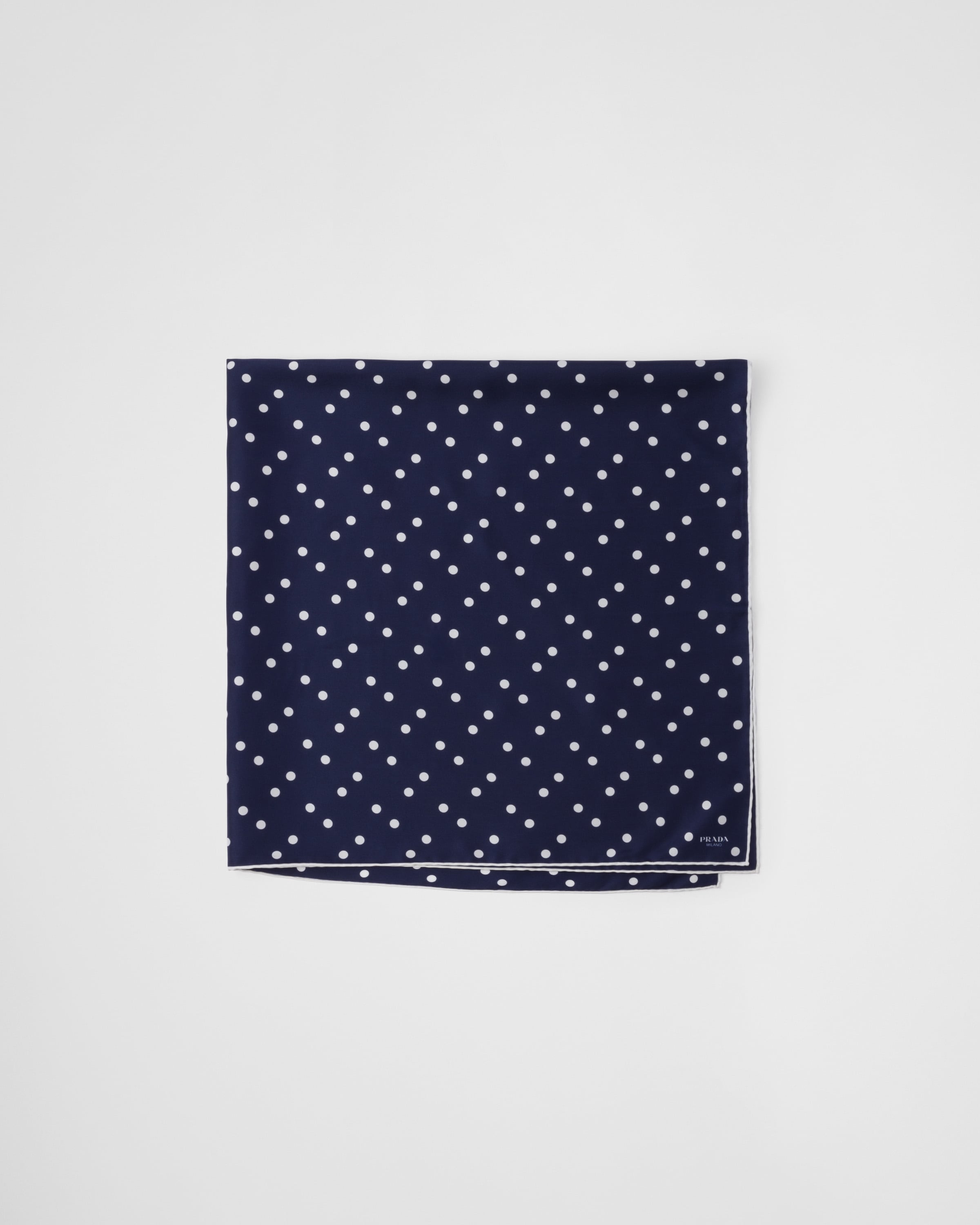 Платок из принтованного шелкового твила 90x90 Prada, синий/белый
Платок из принтованного шелкового твила 90x90 Prada, синий/белый