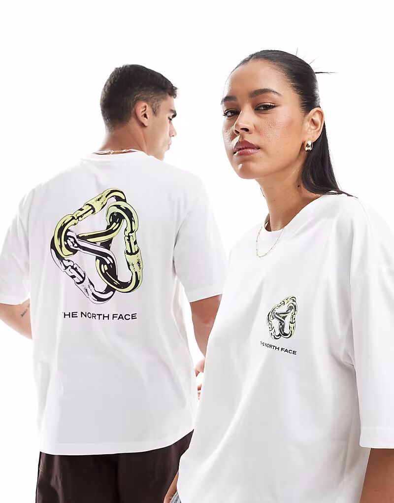 Футболка большого размера с принтом на спине The North Face Interlock Carabiner белого цвета
Футболка большого размера с принтом на спине The North Face Interlock Carabiner белого цвета
