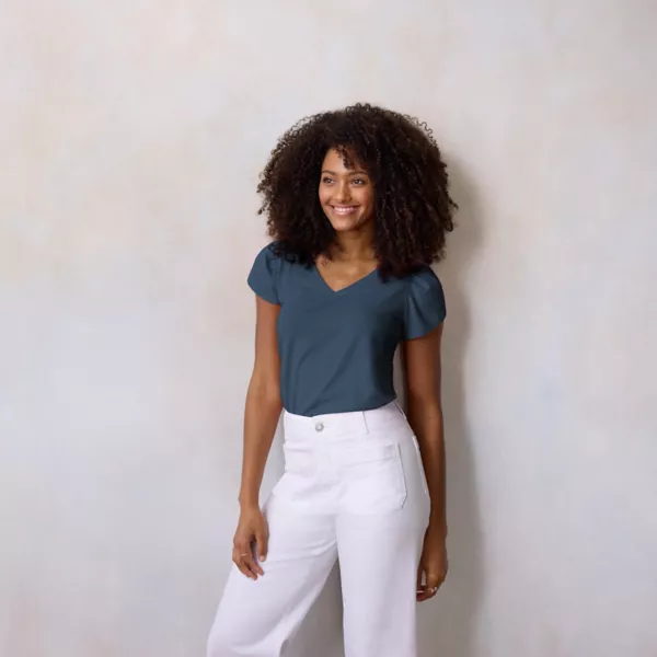 Женская футболка с рукавами-тюльпанами и V-образным вырезом Lc Lauren Conrad, цвет seattle navy 
Женская футболка с рукавами-тюльпанами и V-образным вырезом Lc Lauren Conrad, цвет seattle navy