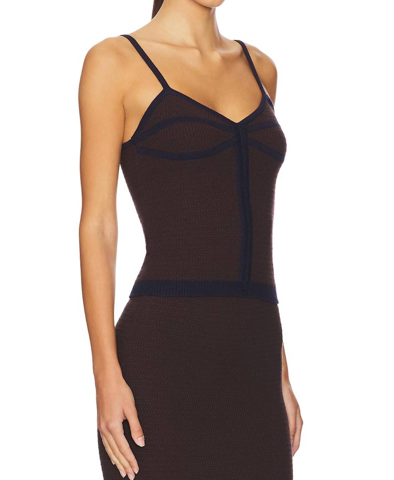 Роми топ-майка с V-образным вырезом в коричневом цвете OSIS
Роми топ-майка с V-образным вырезом в коричневом цвете OSIS